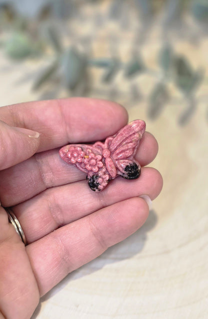 Papillon et fleurs en Rhodonite