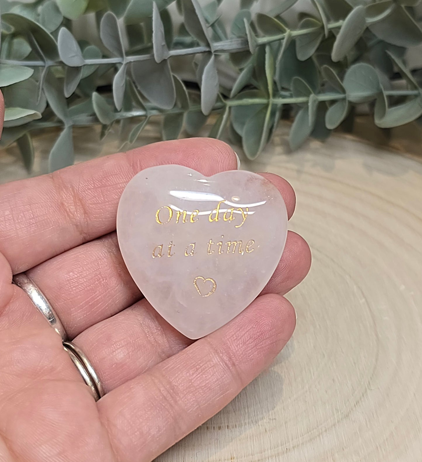 Pierre de paume en coeur Quartz clair - One Day at a Time