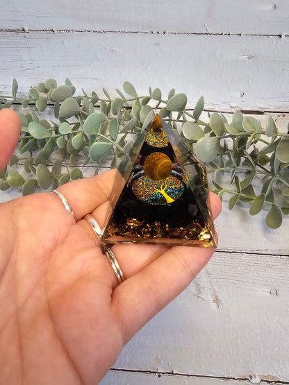Pyramide Orgonite avec pierres - Obsidienne et Oeil de tigre avec arbre