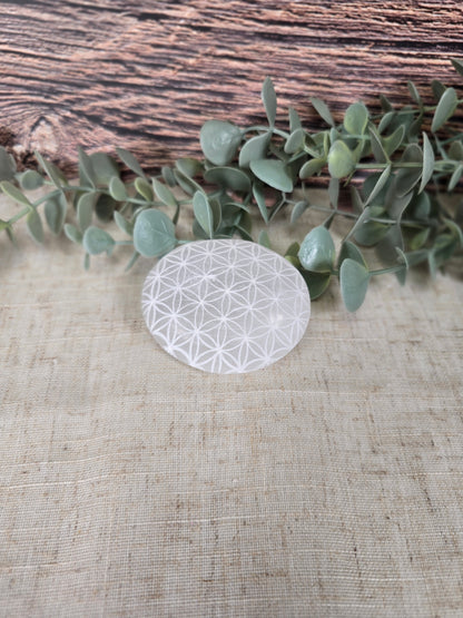 Pierre de paume en Sélénite Fleur de vie