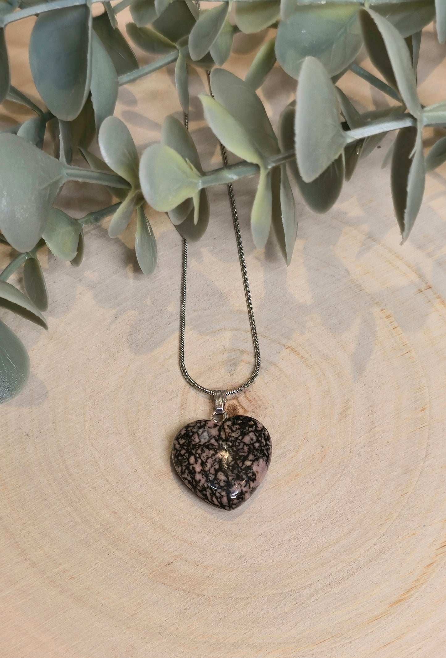 Collier en coeur en Rhodonite