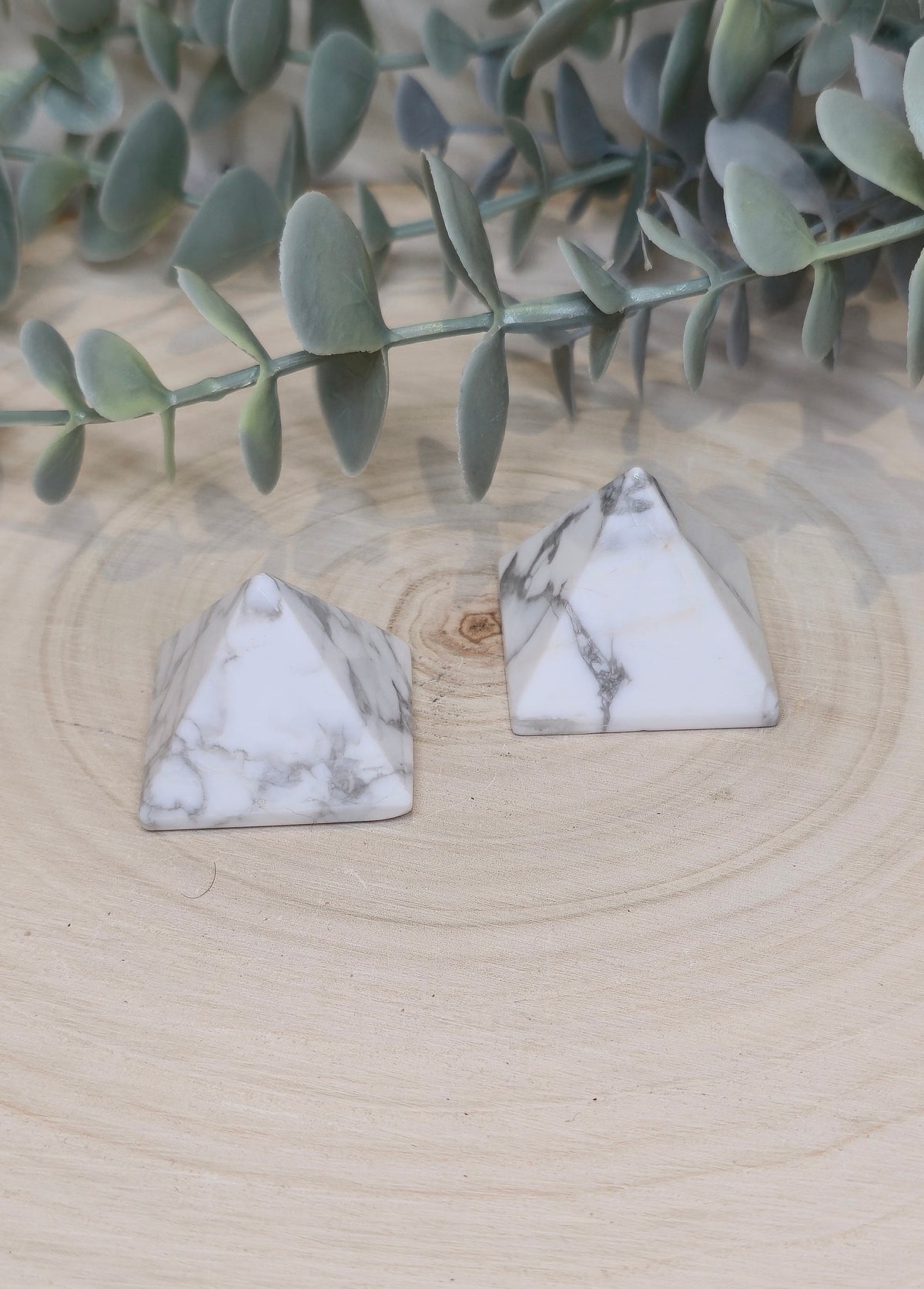 Pyramide Howlite