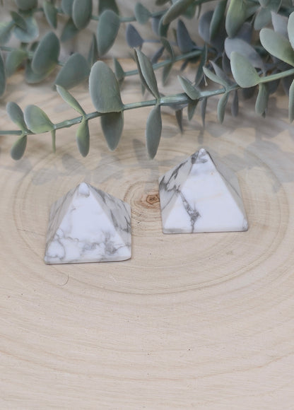 Pyramide Howlite