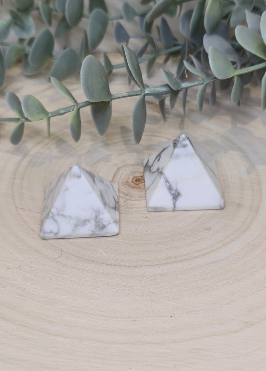 Pyramide Howlite