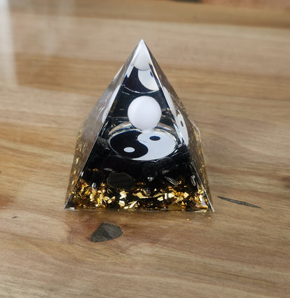 Pyramide Orgonite avec pierres - Obsidienne et Jade blanc avec Yin Yang