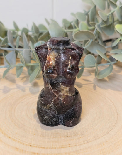 Femme Grenat dans astrophyllite