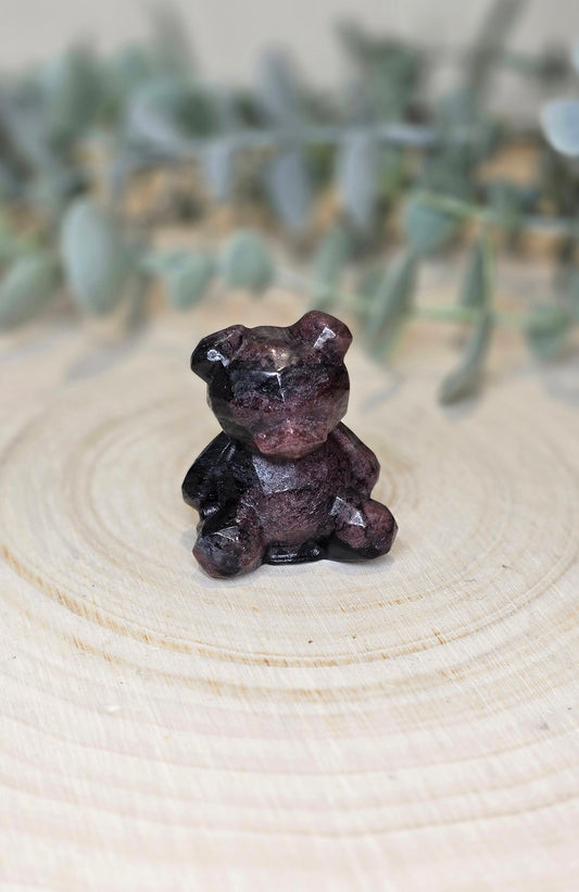 Ourson en Grenat dans Astrophyllite