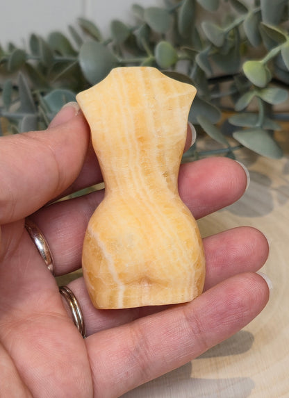 Femme Calcite jaune