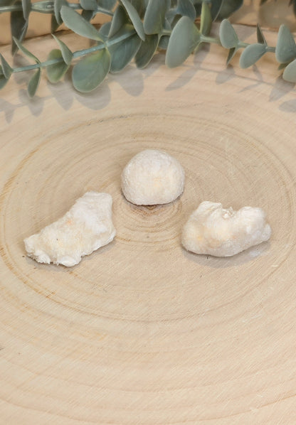 Morceaux d'Okenite brute de l’Inde