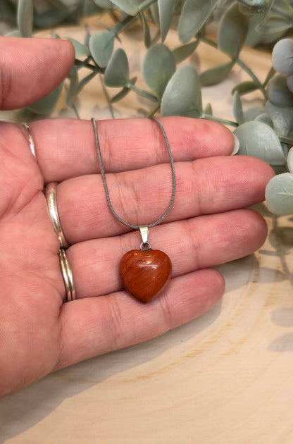 Collier en mini coeur en Jaspe rouge