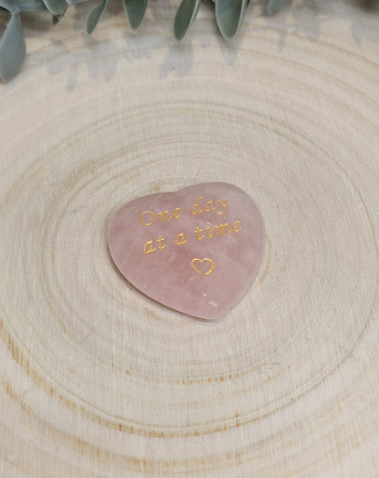 Pierre de paume en coeur Quartz rose - One Day at a Time