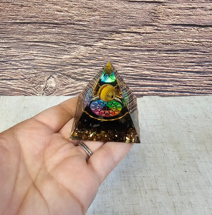 Pyramide Orgonite avec pierres - Obsidienne et Oeil de tigre avec chakras