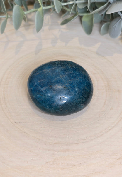 Pierre de paume en Apatite bleue