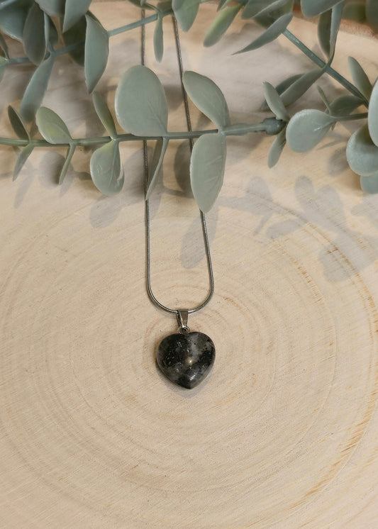 Collier en mini coeur en Larvikite
