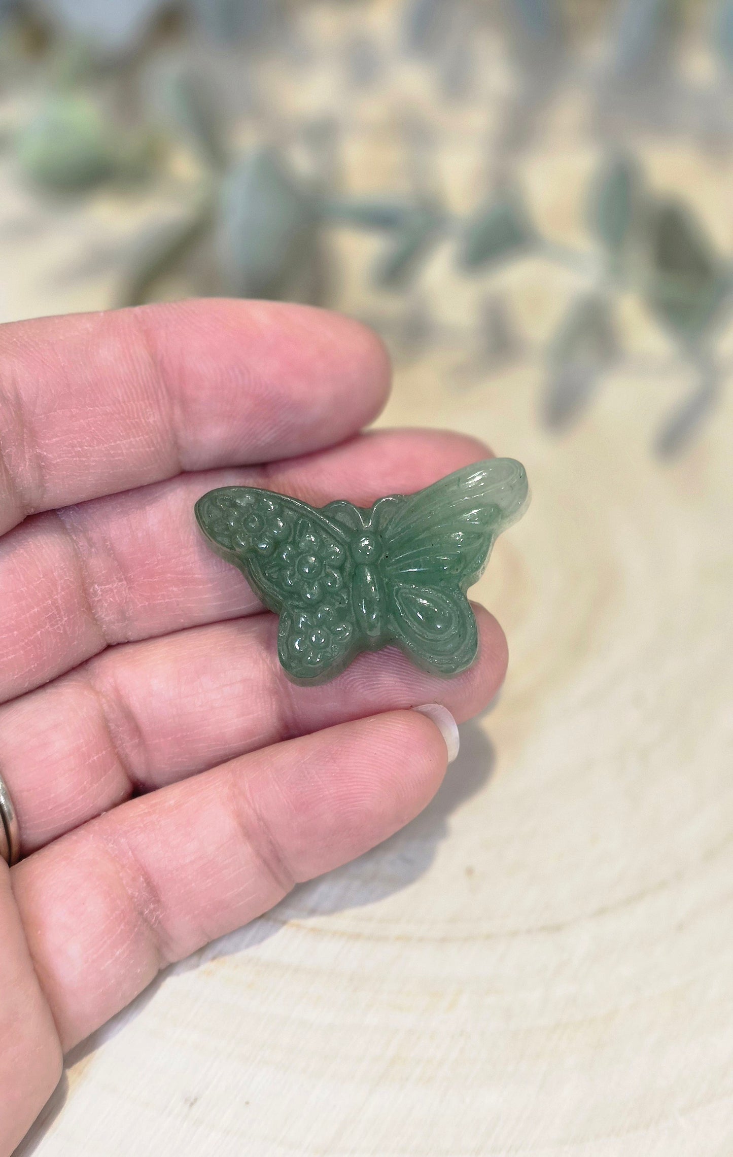 Papillon et fleurs en Aventurine verte