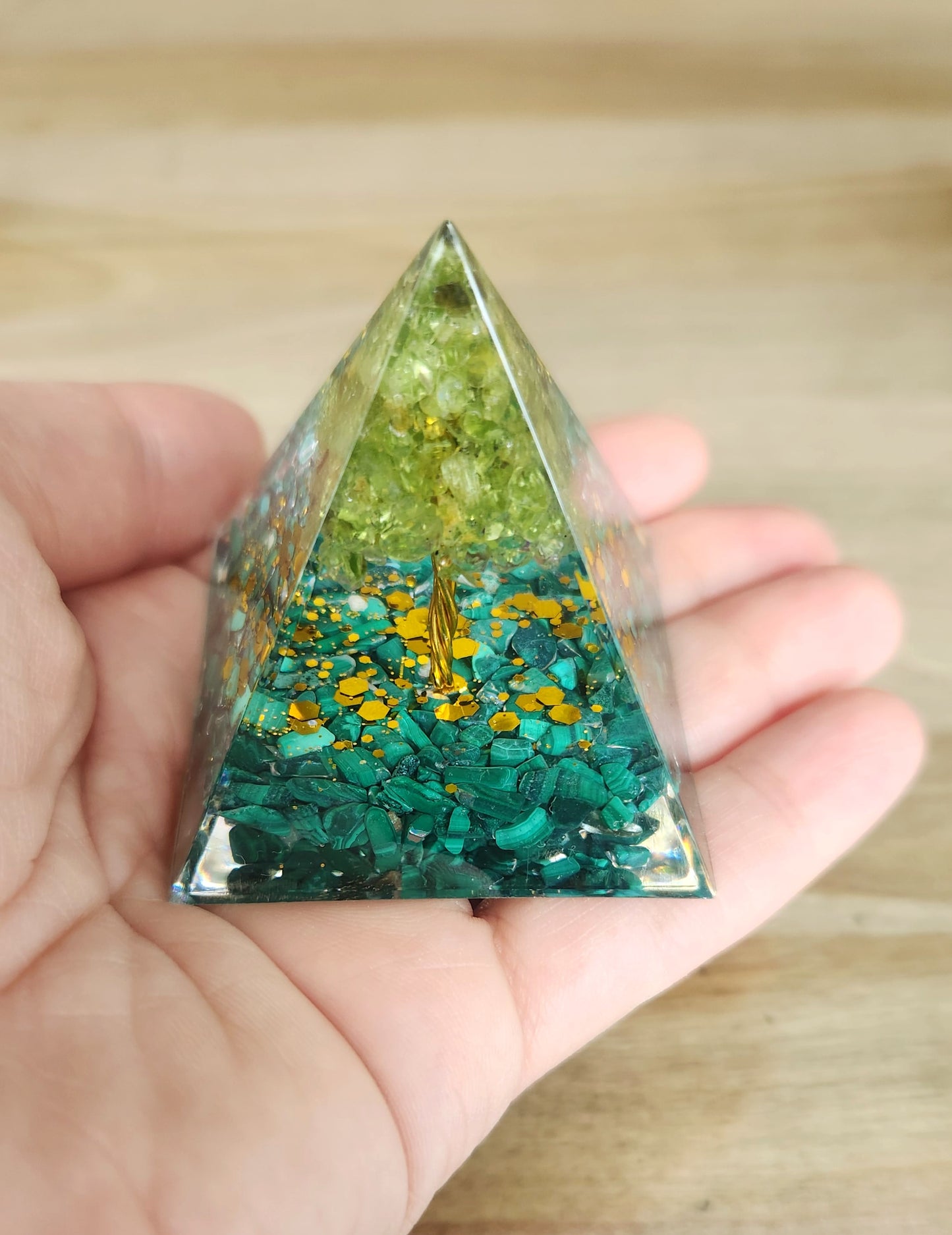 Pyramide Orgonite Malachite et péridot Arbre