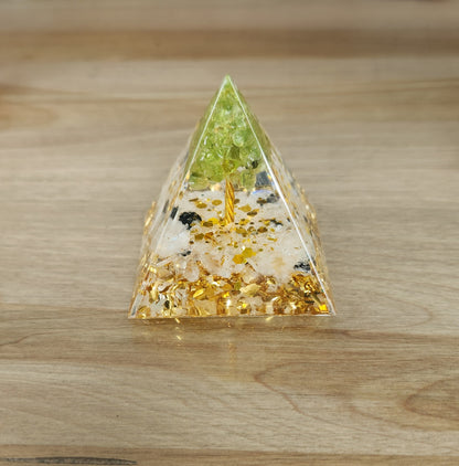 Pyramide Orgonite avec pierres - Pierre de lune et Péridot
