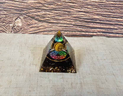 Pyramide Orgonite avec pierres - Obsidienne et Oeil de tigre avec chakras