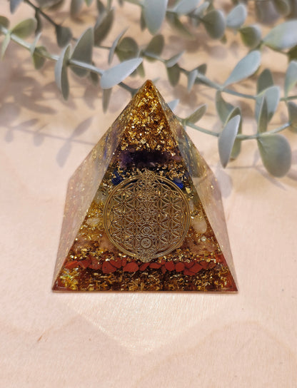 Pyramide Orgonite avec pierres - Chakras et Fleur de vie