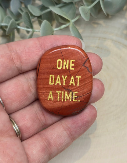 Pierre de paume mince Jaspe rouge - One Day at a Time