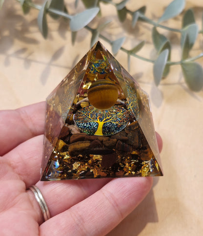 Pyramide Orgonite avec pierres - Oeil de tigre avec arbre