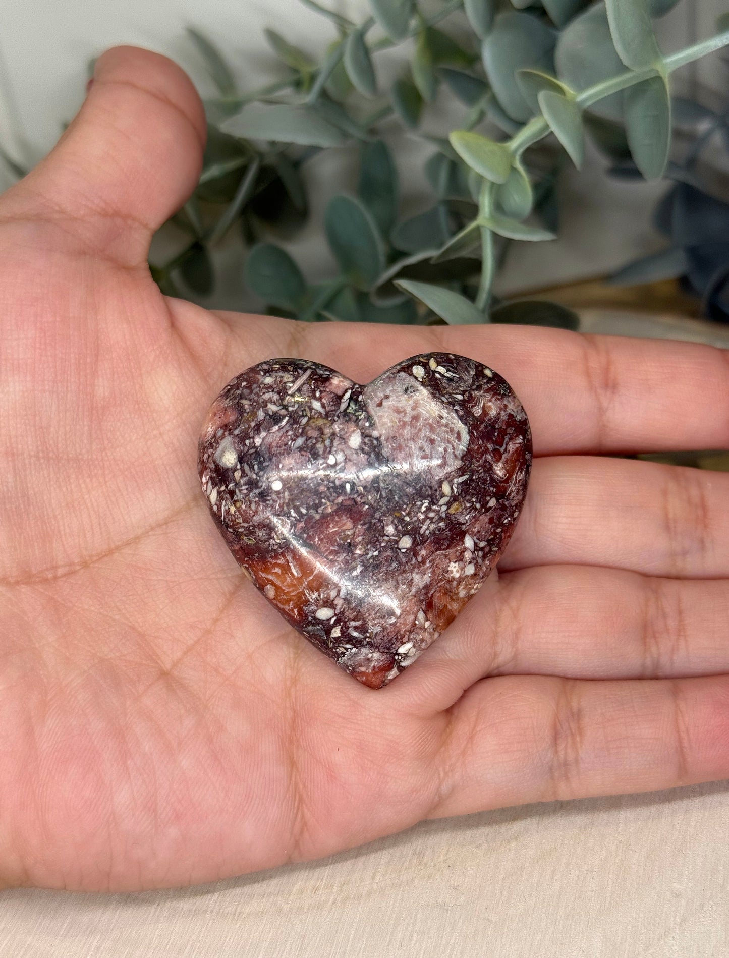 Coeur en Bois pétrifié rouge