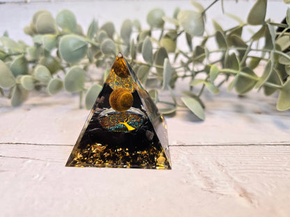 Pyramide Orgonite avec pierres - Obsidienne et Oeil de tigre avec arbre