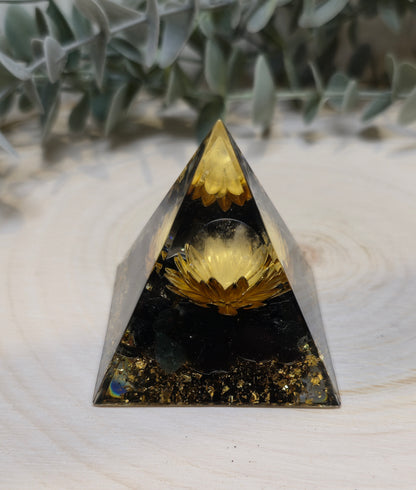 Pyramide Orgonite avec pierres - Obsidienne et Quartz clair