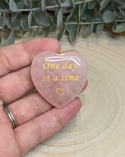 Pierre de paume en coeur Quartz rose - One Day at a Time