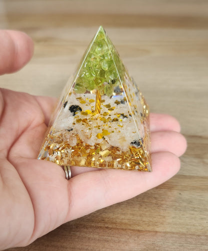 Pyramide Orgonite avec pierres - Pierre de lune et Péridot