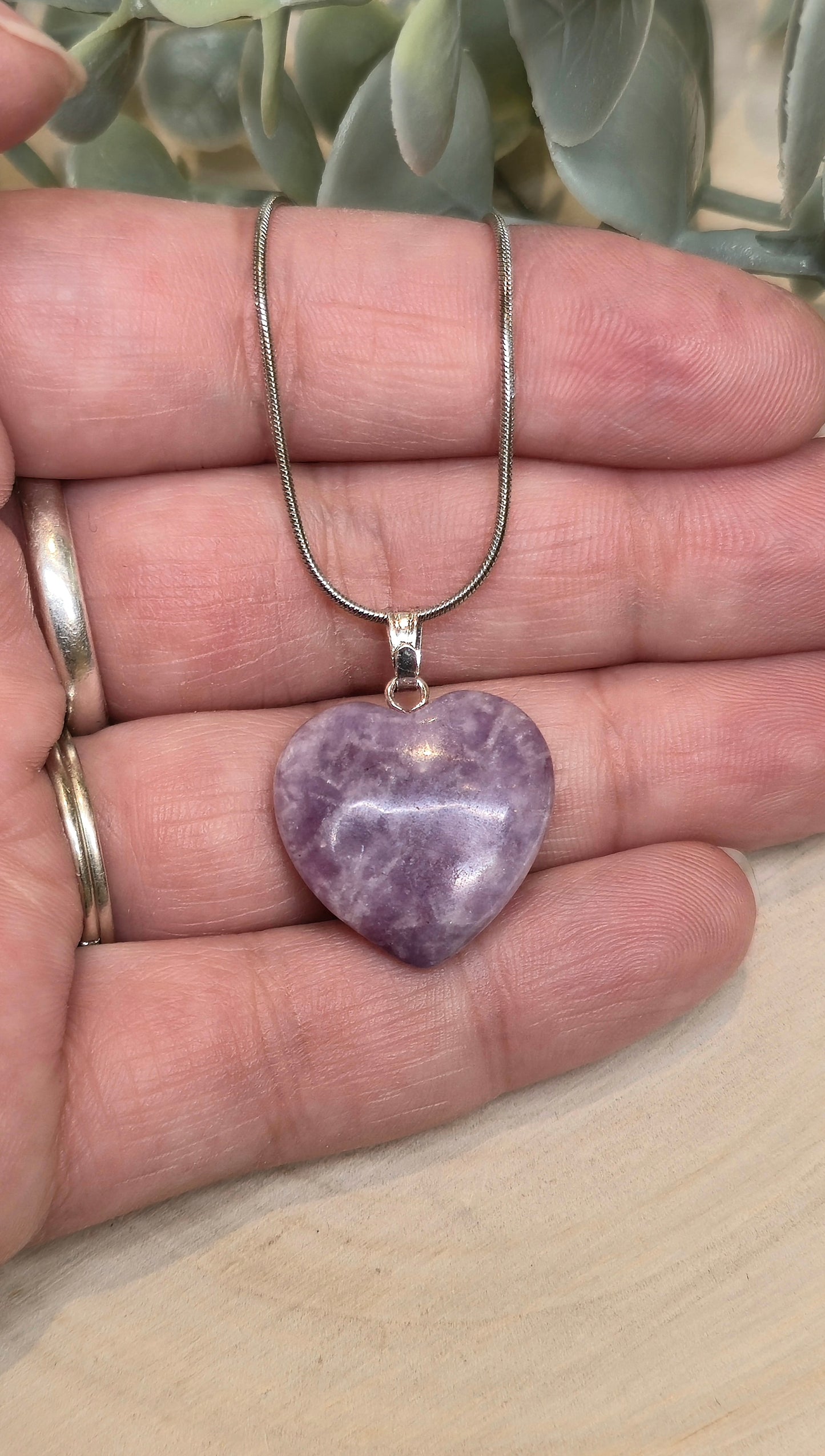 Collier en coeur en Lépidolite