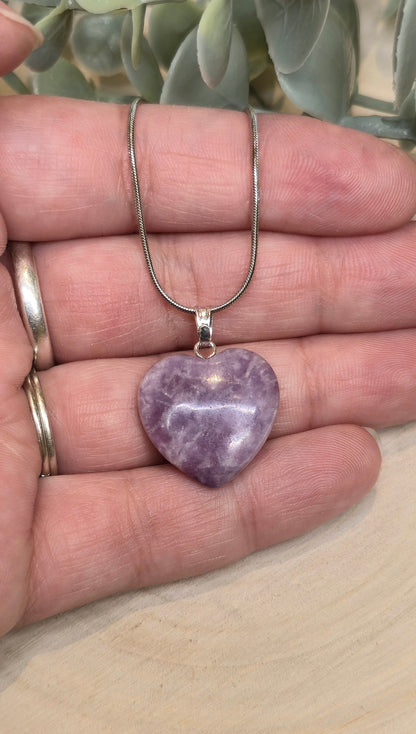 Collier en coeur en Lépidolite