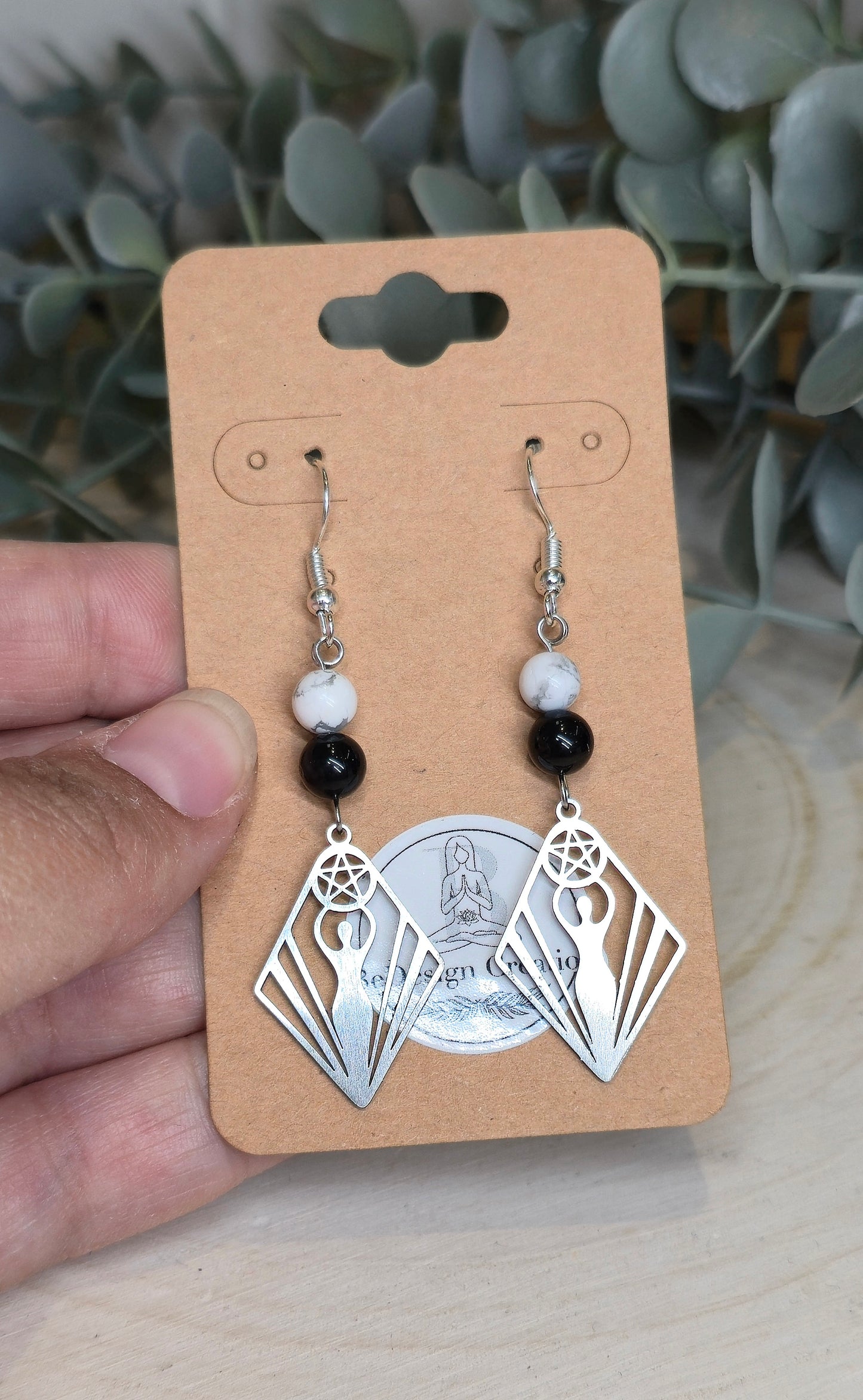 Boucles d’oreilles Déesse Pentacle avec Howlite et Tourmaline