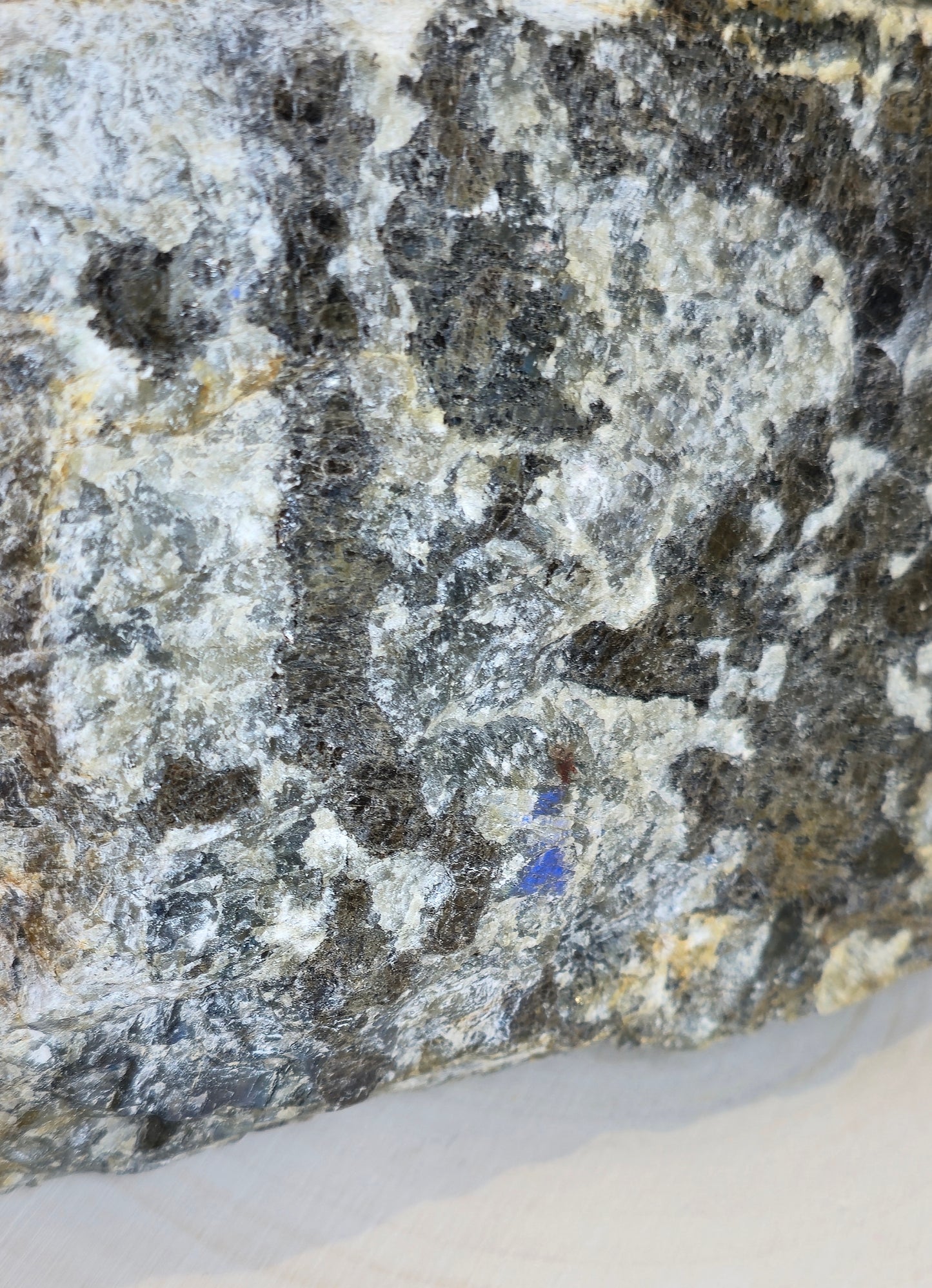 Labradorite brute du Madagascar