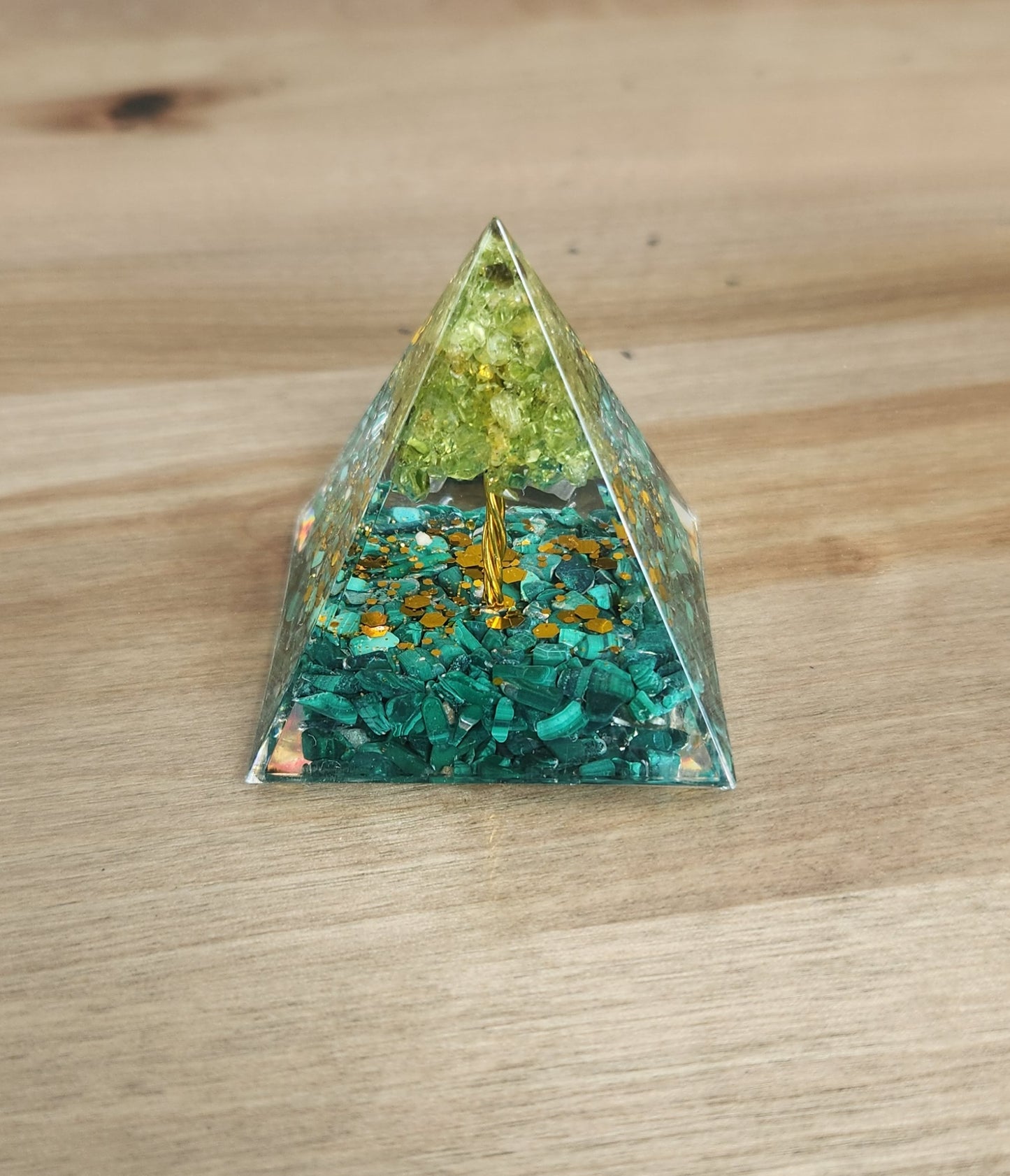 Pyramide Orgonite Malachite et péridot Arbre