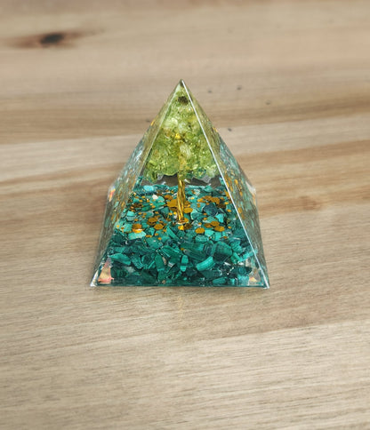 Pyramide Orgonite avec pierres - Malachite et Péridot