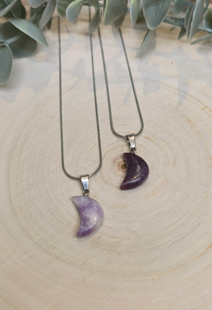 Collier en mini lune en Lépidolite