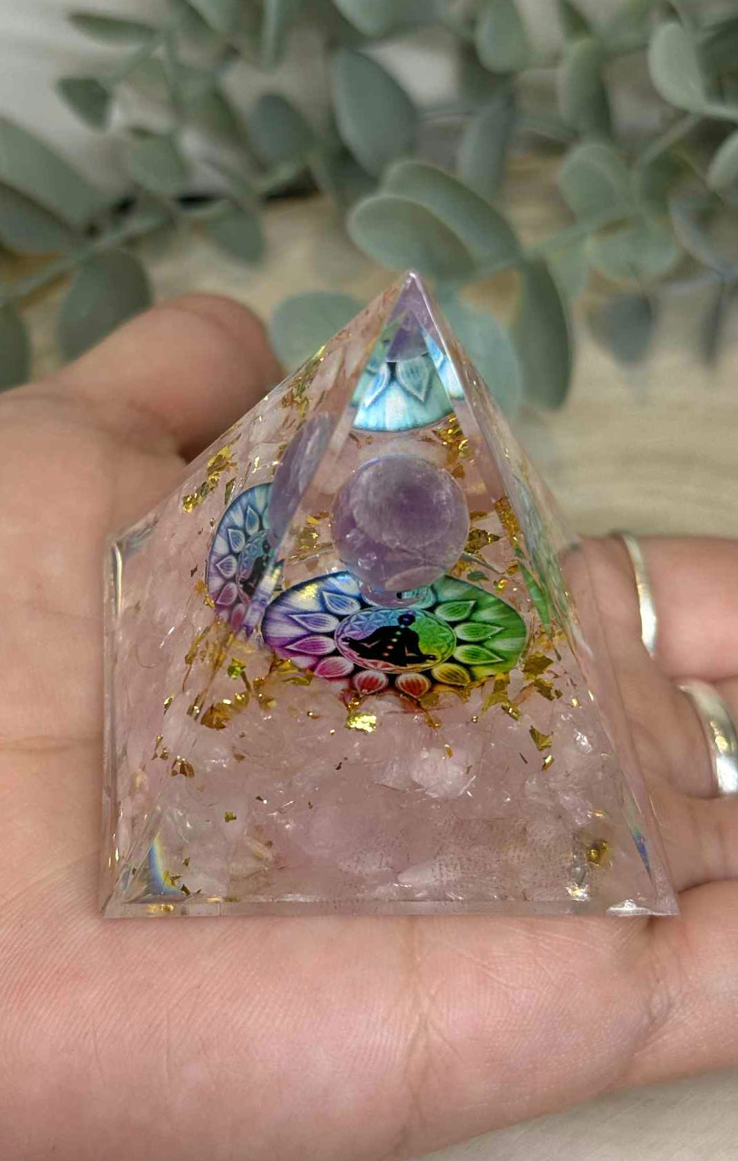 Pyramide Orgonite avec pierres - Quartz rose et Améthyste avec chakras