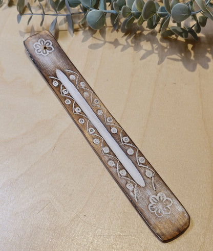 Encensoir en bois à motifs blanchis