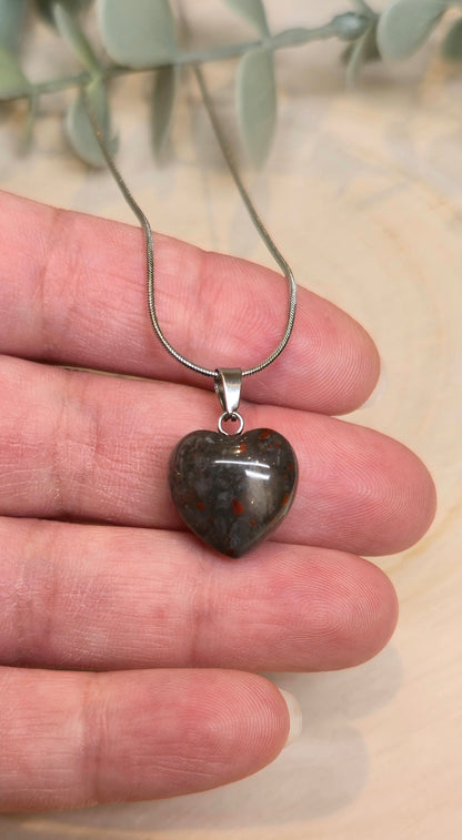 Collier en mini coeur en Jaspe sang