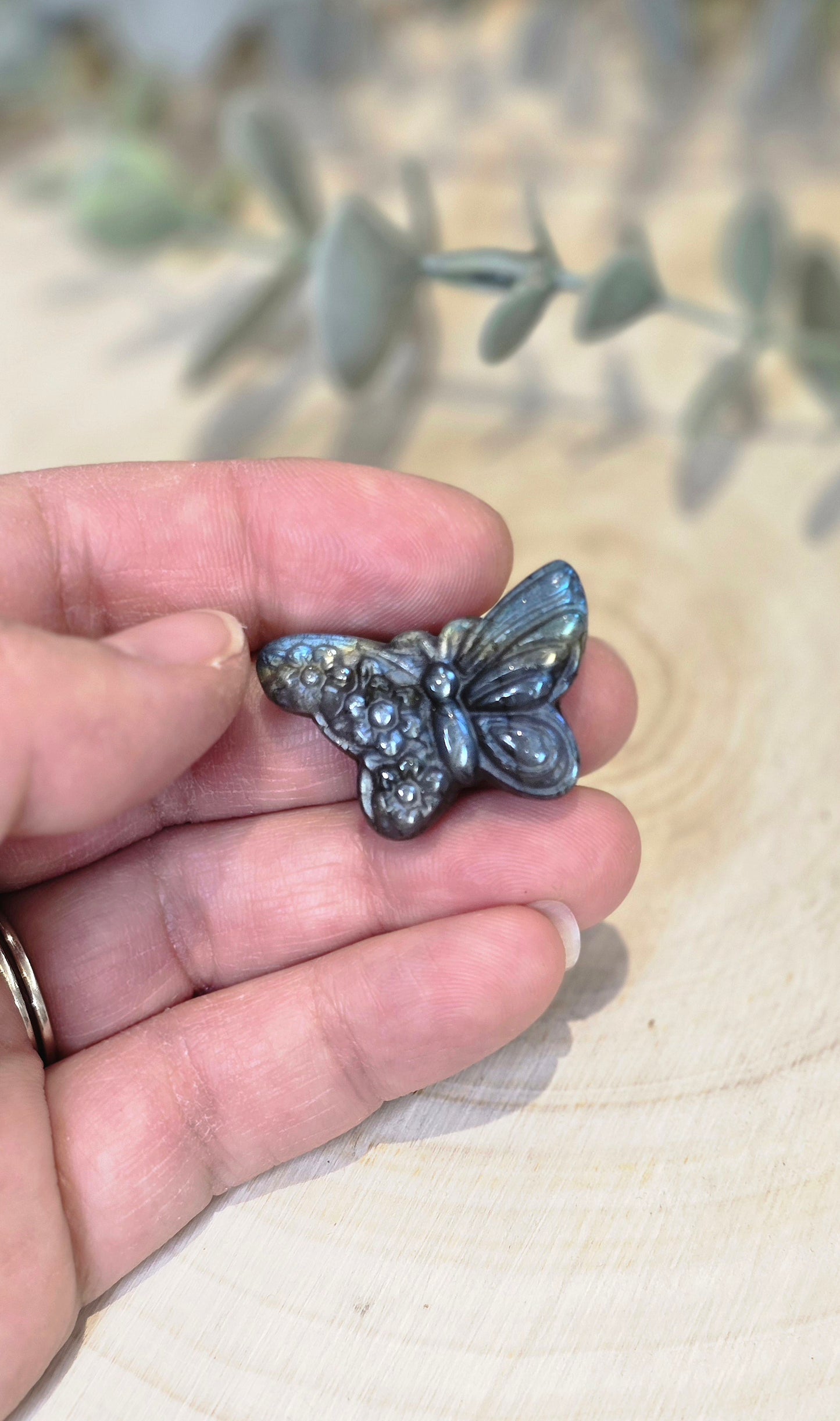 Papillon et fleurs en Labradorite