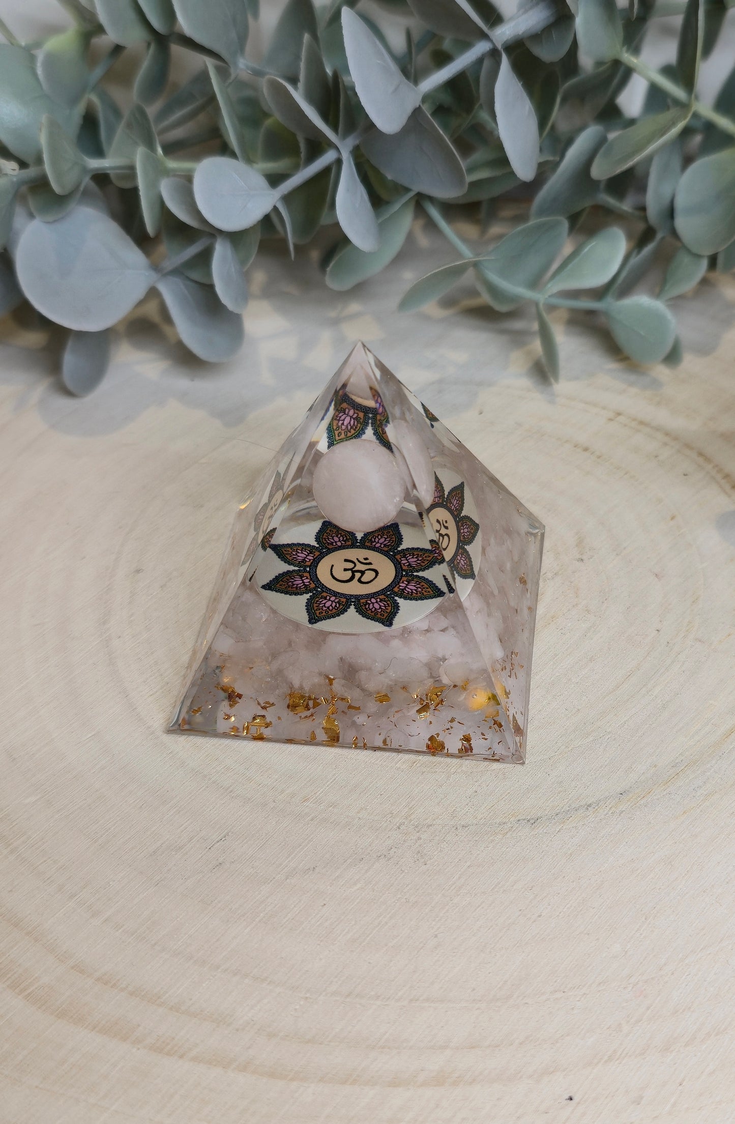 Pyramide Orgonite avec pierres - Quartz rose avec fleur et Om