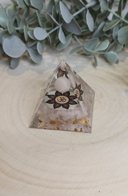 Pyramide Orgonite avec pierres - Quartz rose avec fleur et Om
