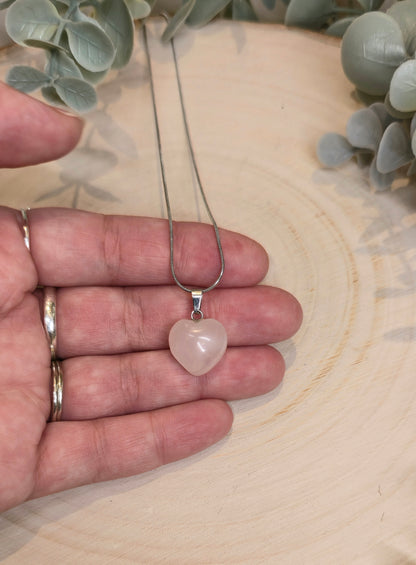 Collier en mini coeur en Quartz rose