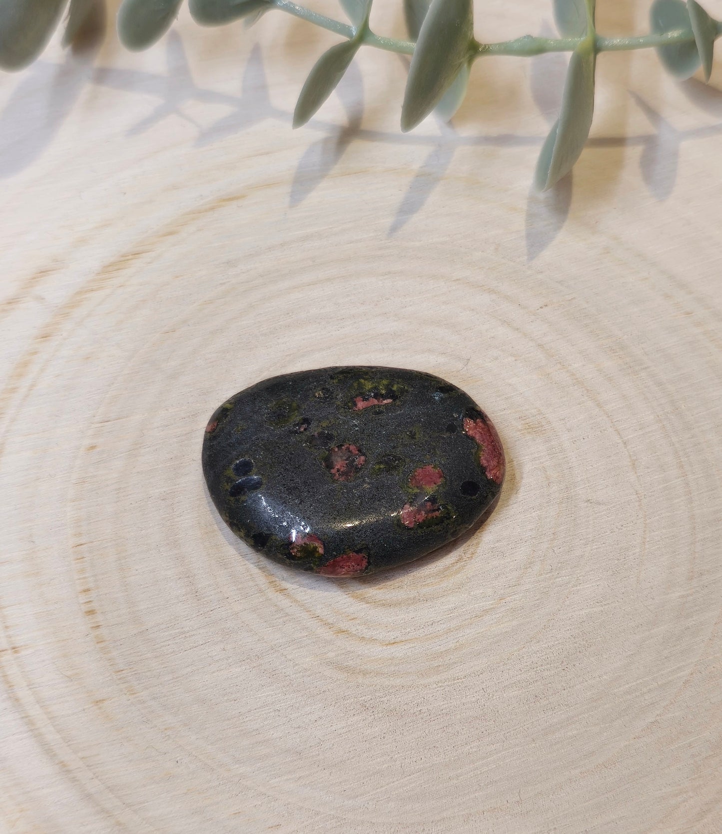 Pierre de paume mince Obsidienne Snowflake rouge