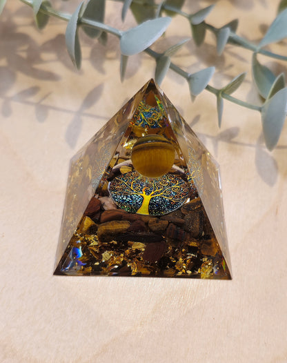 Pyramide Orgonite avec pierres - Oeil de tigre avec arbre
