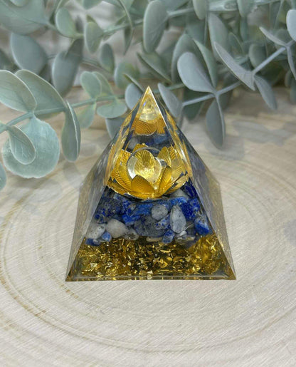 Pyramide Orgonite avec pierres - Lapis Lazuli et Quartz clair