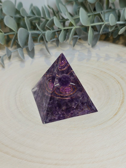 Pyramide Orgonite avec pierres - Améthyste