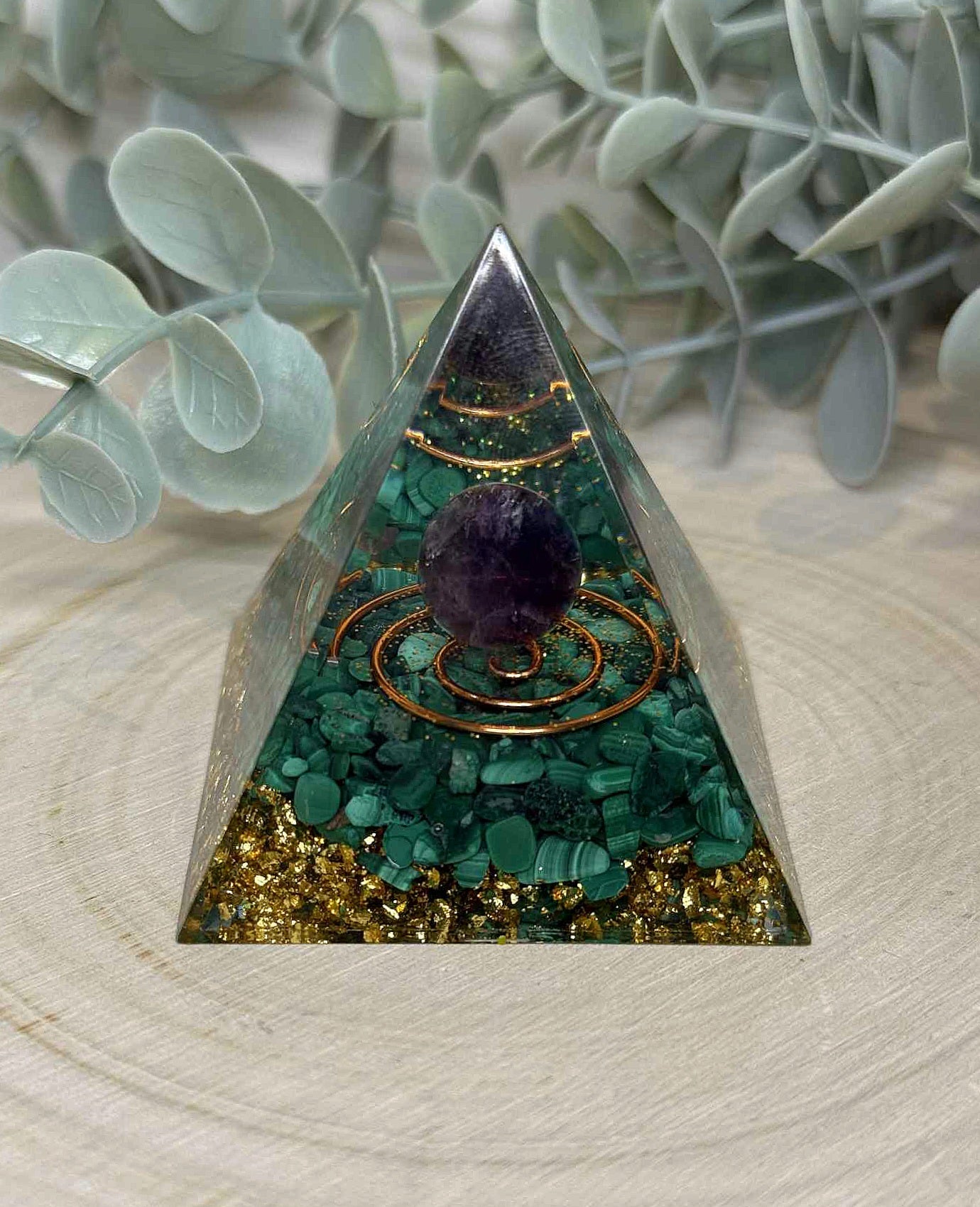Pyramide Orgonite avec pierres - Malachite et Améthyste