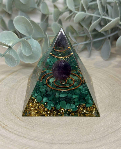Pyramide Orgonite avec pierres - Malachite et Améthyste